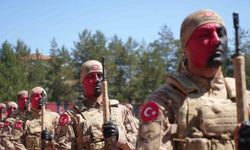 Komandoların 19 Mayıs gösterisi ile hayran bıraktı