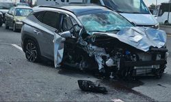 Kontrolden çıkan otomobil otobüs durağına daldı: 2 ağır yaralı