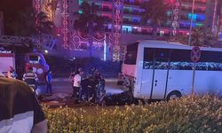 Park halindeki midibüse çarpan motosikletteki 2 genç hayatını kaybetti