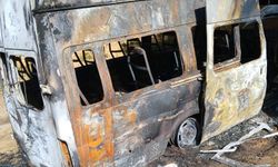 Park halindeki minibüs alev alev yandı