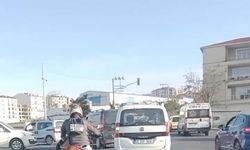 Plakayı sırtına geçirdi