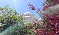 Van’da yarım asırlık Hazreti Ömer Camii’nde son cuma namazı kılındı