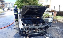 Sivas'ta park halindeyken yanan otomobil kullanılamaz hale geldi