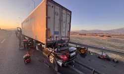 Kayseri'de tıra çarpan otomobilin sürücüsü öldü