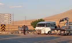 Konya'da tarım işçilerini taşıyan minibüs ile otomobilin çarpışması sonucu 16 kişi yaralandı