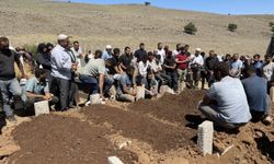 Mersin'de tıra çarpan hafif ticari araçta ölen 5 kişinin cenazesi Diyarbakır'da toprağa verildi