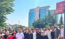 Alt lig futbolcuları, TFF’nin yaş sınırına tepki için GSB önünde toplandı