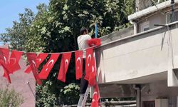 Hatay Şehidi’nin İstanbul’daki baba ocağı bayraklarla donatıldı