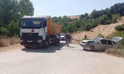 Kamyon ile otomobil kafa kafaya çarpıştı