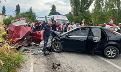Balıkesir'de iki otomobil çarpıştı 1 kişi öldü, 3 kişi yaralandı