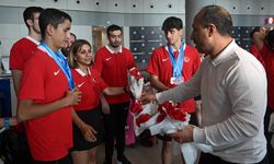 Dünya Şampiyonası'nda 12 madalya kazanan Özel Sporcular Yüzme Milli Takımı, yurda döndü