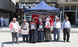 Muş'ta evlatlarına kavuşmak isteyen aileler, DEM Parti önündeki eylemlerini sürdürdü