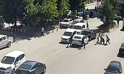 Kombi tartışması hastanede bitti: 5 kişi kiracıyı cadde ortasında sopalarla dövdü