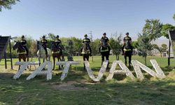 Malazgirt etkinlikleri öncesi atlı polislerden Tatvan’da devriye