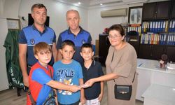 Türkeli’de örnek çocuklar: Buldukları 13 bin 400 lirayı teslim ettiler
