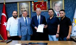 Bakan Bolat’a tescilli Buldan bezinden üretilen gömlek hediye edildi