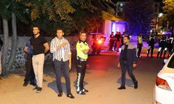 Önce komşusunu sonra annesi ile kardeşini ardından kendini vuran genç hayatını kaybetti