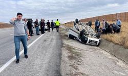 Erzincan'da takla atan hafif ticari araçtaki 4 kişi yaralandı