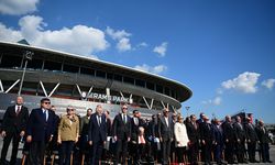 Galatasaray stadının önünde Atatürk, Tevfik Fikret ve Ali Sami Yen'in anıt heykeli açıldı