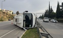 İzmir'de devrilen midibüsteki 5 kişi yaralandı