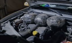 Ağrı'da taksinin ön kaputunda 3 kilo 154 gram uyuşturucu ele geçirildi