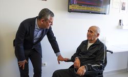 CHP Genel Başkanı Özel, Hikmet Çetin'i tedavi gördüğü hastanede ziyaret etti
