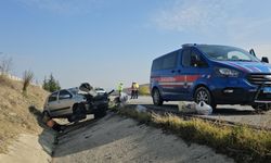 Çorum'da devrilen otomobildeki karı koca yaralandı