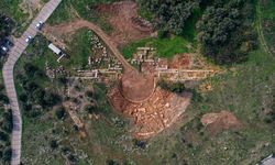 Gölyazı'daki antik tiyatroda seyirci basamakları orijinal yerlerine yerleştiriliyor