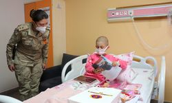 Lösemiyle savaşan çocuklara jandarmadan sevgi dolu sürpriz