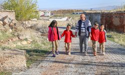 Osmaniyeli Yusuf öğretmen Diyarbakır'ın kırsalındaki okulu adeta sıcak bir yuvaya dönüştürdü
