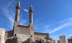 Doğu Türkistan’daki zulme dikkat çekmek istediler, 8 asırlık medreseye Doğu Türkistan bayrağı astılar