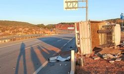 Kamyonun çarptığı kamyonet devrildi: 1 ölü, 1 yaralı