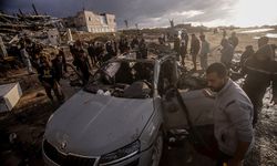 İsrail'in Gazze'de bir araca düzenlediği hava saldırısında 4 Filistinli hayatını kaybetti