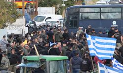Yunanistan'ın Girit kentinde protestocu çiftçilerin havaalanı pistine girmesi hava trafiğini aksattı