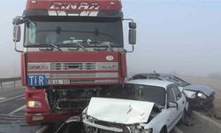 Aksaray’da 5 araçlı zincirleme ’sis’ kazası: 1 yaralı