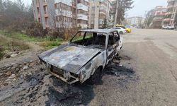 Alev topuna dönen otomobilden geriye demir yığını kaldı