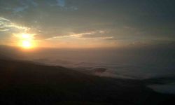 Erzincan’da doğanın muhteşem gösterisi: Sis dağların eteklerine vurdu