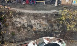 Eyüpsultan'da inşaattaki çalışma park halindeki araca zarar verdi