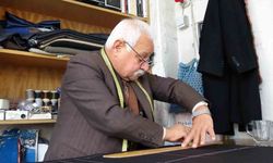 Gaziantep’te 67 yaşındaki terzi ustası, elinden kitabı düşürmüyor