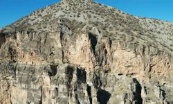 Kayaların ortasındaki manastır görenleri hayrete düşürüyor: Yüzlerce yıllık yapı dron ile görüntülendi