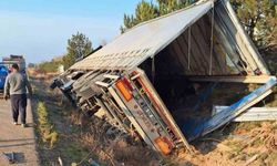 Kırıkkale’de tır devrildi: 5 büyükbaş hayvan telef oldu