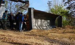 Mıcır yüklü kamyonun damperi devrildi, sürücü bayıldı