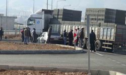 Otomobil tırın dorsesinin altında kaldı: Sürücünün burnu bile kanamadı