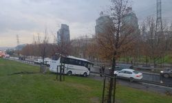 Servis minibüsü yoldan çıktı, bariyerleri aşıp yeşillik alana uçtu