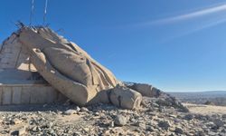 Suriye’de halkın yıktığı Hafız Esad’ın dev heykelinden geriye enkazı kaldı