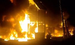 Üşümemek için ateş yaktılar, çocuk parkını küle çevirdiler