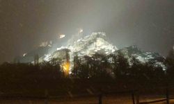 Van'da beklenen kar geldi: Kent merkezi beyaza büründü