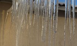 Yüksekova’da dondurucu soğuklar: Buz sarkıtları 3 metreyi aştı