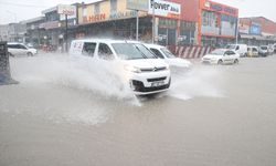 Adana'da sağanak hayatı olumsuz etkiledi