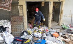Adana'da vatandaşların şikayette bulunduğu evden iki kamyon çöp çıktı
